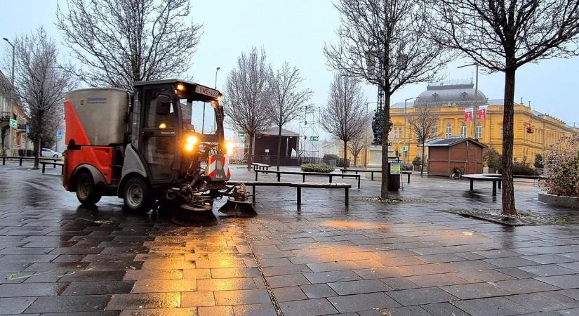 Így takarít a Városgondnokság a szilveszteri buli után! (helyszíni fotók)