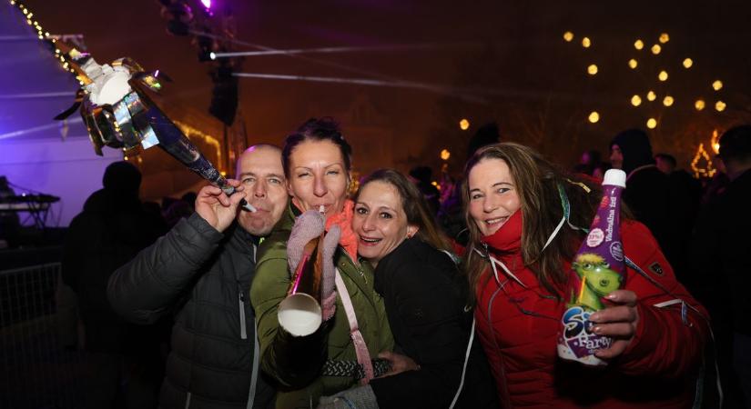 Utcabállal nyitották az új évet a nyíregyháziak, a főtér megtelt emberekkel, keresd magad a képeken! ( képekkel, videóval!)