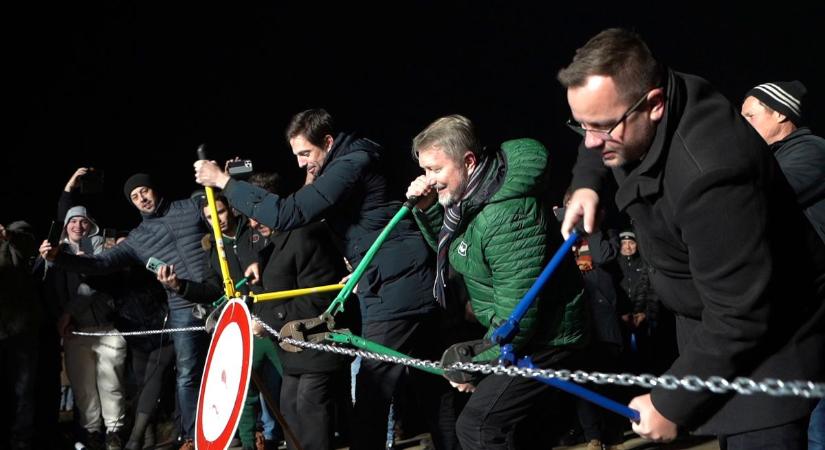 Szimbolikus határátkelőnyitással ünnepelték Pocsajnál Románia schengeni csatlakozását