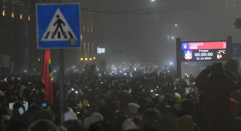 „Nincs újév, mert még az előzővel is tartoztok nekünk” – ezrek demonstráltak az újvidéki tragédia miatt éjfélkor