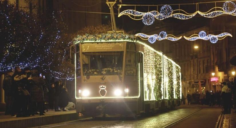 Ma estig lehet szavazni a miskolci adventi villamosra - képek, videók