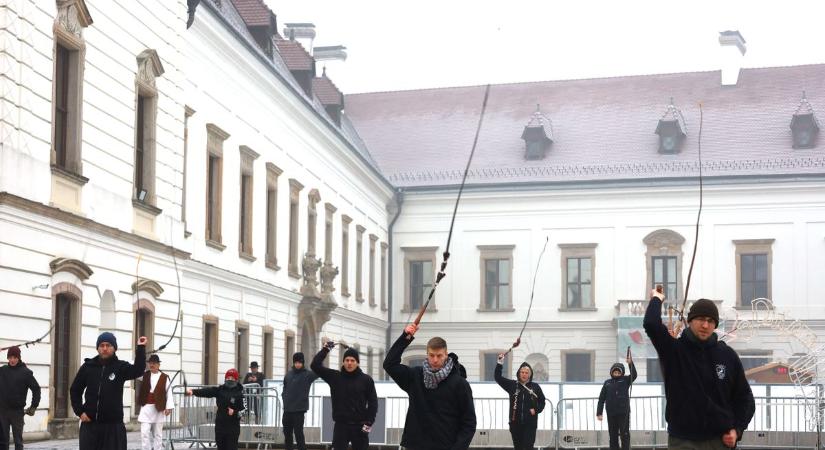 Félszáz ostorpattogtató búcsúztatta az óévet Pápán