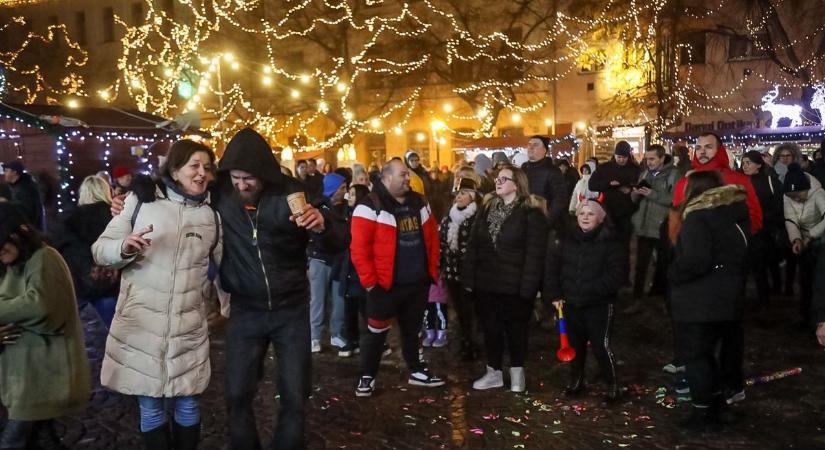 Csodás fényár, tömeg, jó zene: így ünnepelték az új évet Szolnokon – galériával, videóval