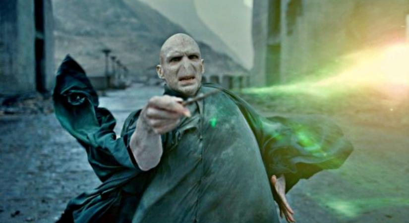 Ralph Fiennes elmondta, mi okozta számára a legnagyobb fejfájást az utolsó Harry Potter-film forgatásán, és arról is beszélt, Voldemort miért lel "erotikus gyönyörre" a hatalomban