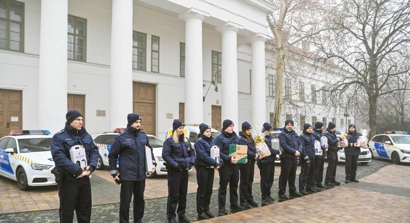 A Magyar Autóklub megajándékozta a rendőröket (képgalériával)