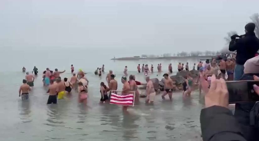 Így mártóztak meg Szemesen a jeges Balatonban