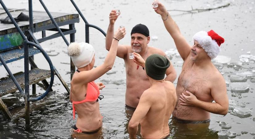 Léket kellett vágni a Deseda jegén az újévi fürdőzéshez