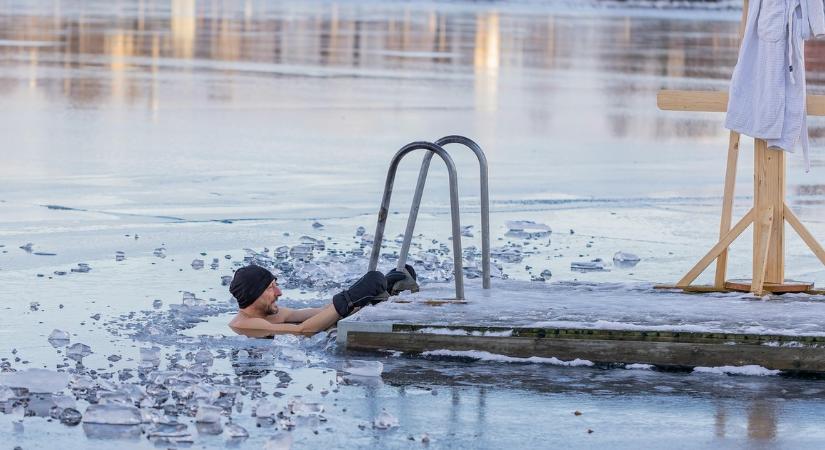 A látványtól is megfagyunk: a jeges Pécsi-tóban mártózott meg Orfű polgármestere – videó