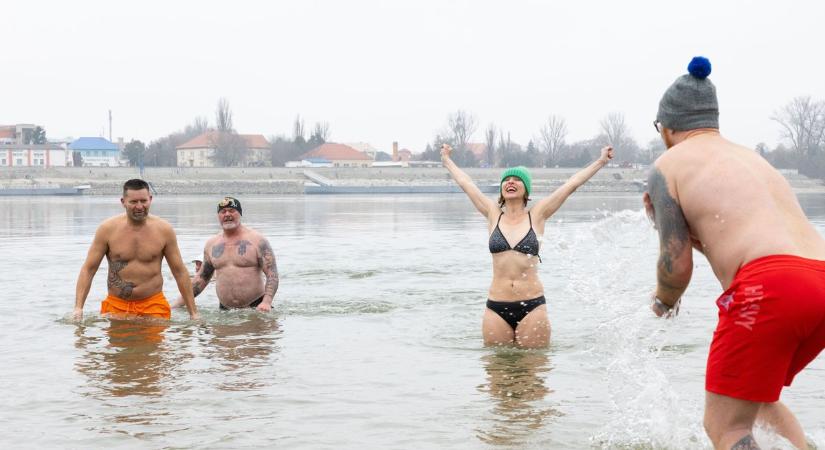 Videón a jeges dunai csobbanás: tizenhatan voltak bátrak