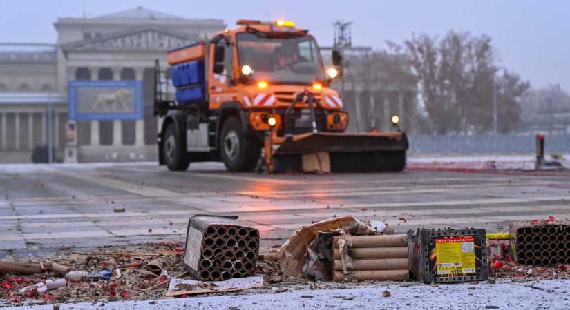 Brutális mennyiségű szemetet szedtek össze szilveszter után Budapest utcáin