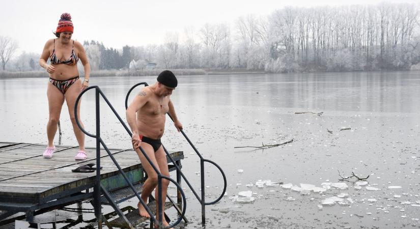 Nézze meg fotóinkon, hogy csobbantak a jeges Desedában!