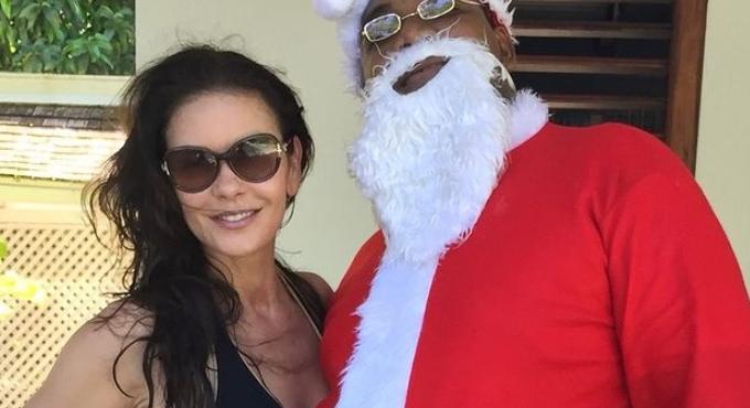 Catherine Zeta-Jones megmutatta, hogy tavaly bikiniben ünnepelte a karácsonyt
