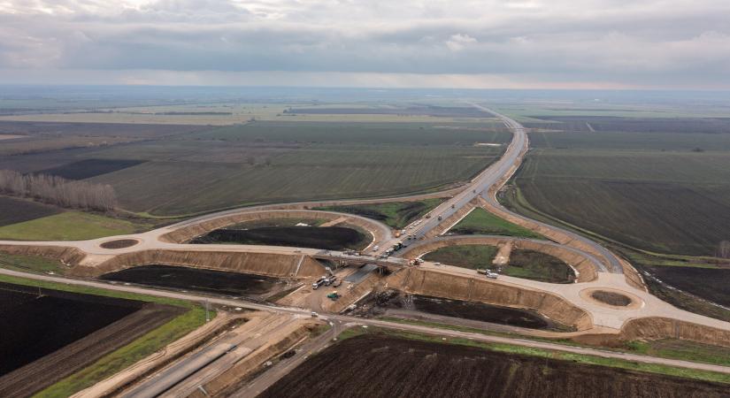 Már az M4-es teljes szakaszán aszfaltoznak Törökszentmiklós és Kisújszállás között