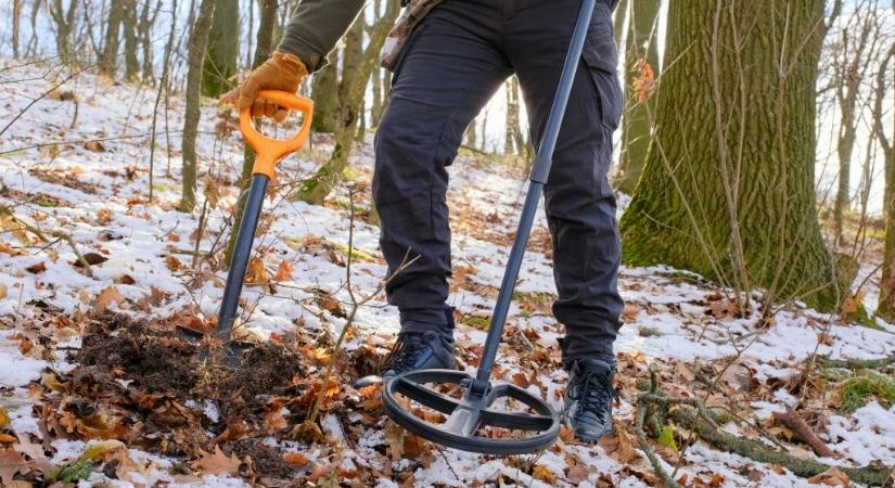 Fémkeresővel bukkantak az óév egyik legértékesebb kincsére