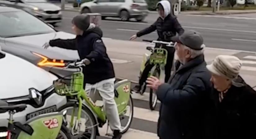 Három diák biciklivel vágott ki az autók elé a zebrán, hogy egy idős házaspárt átengedjenek