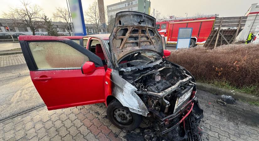 Kigyulladt egy autó motortere Debrecen – fotókkal!