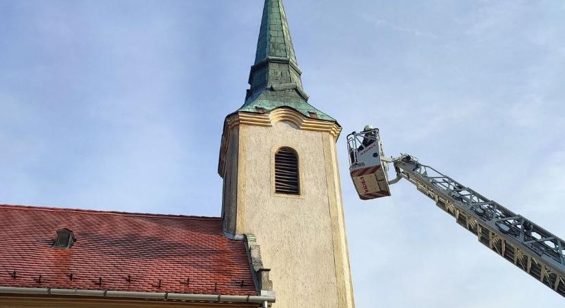 Megbontotta a szél a bakonyi templomtornyot; tűzoltók a magasban