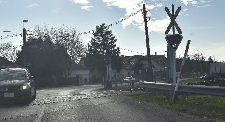 Felelős sofőr: lezúzott egy vasúti sorompót, majd elhajtott egy suzukis