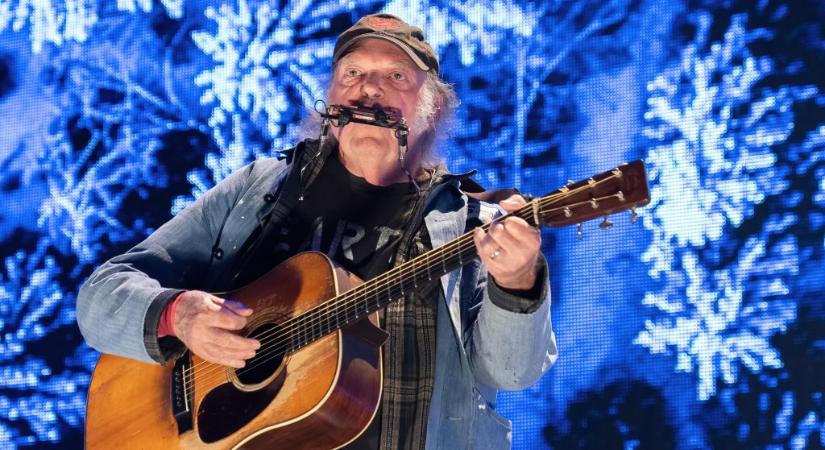 Neil Young szerint vállalati kontroll alatt áll a Glastonbury, bojkottálja az idei fesztivált