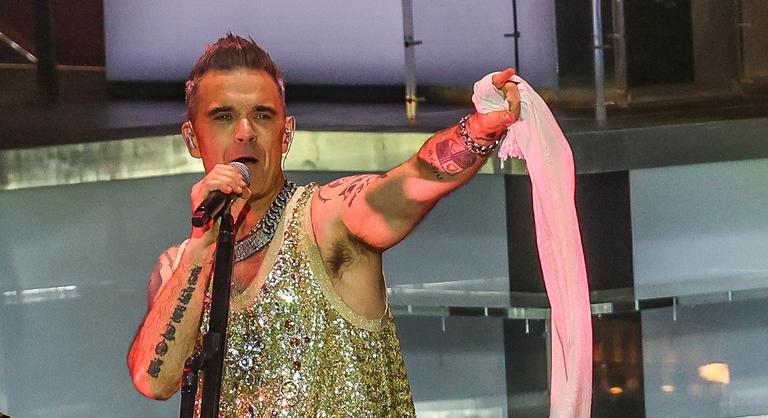 Ezrek özönlöttek az ingyenes Robbie Williams-koncertre