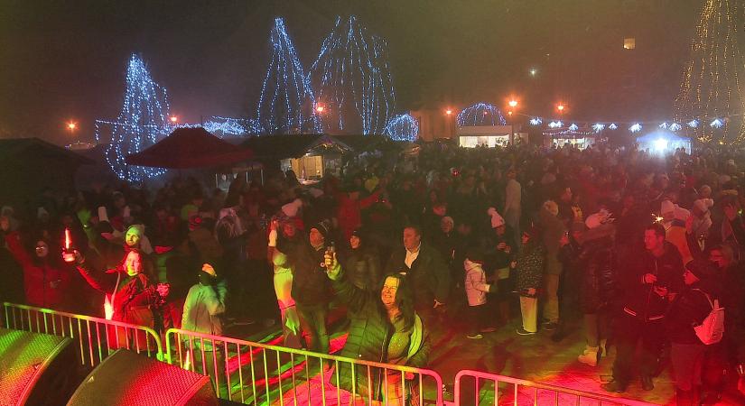 Szilveszteri mulatság a Városháza téren (galéria)