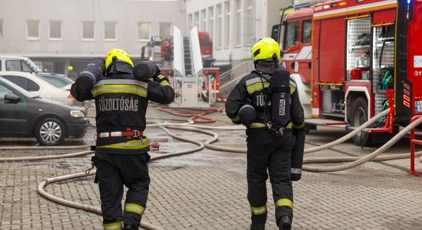 Kigyulladt egy budapesti társasház: a tűzoltók menekítették az embereket