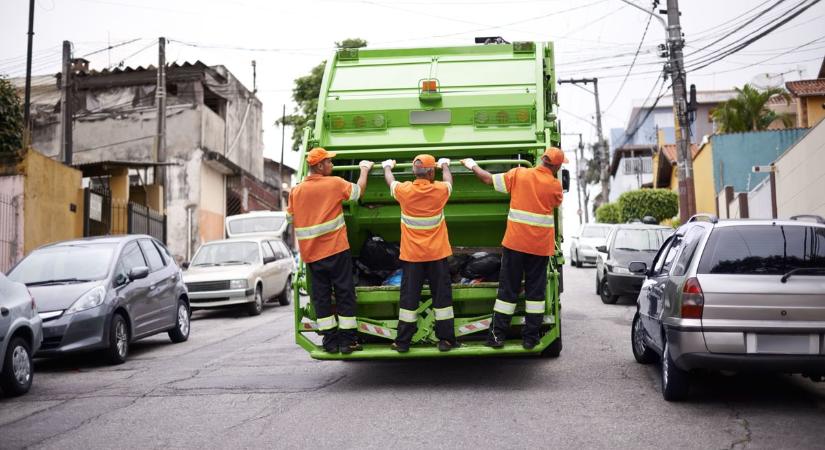 Így szállítják el a szemetet és a fenyőfát Mindszenten