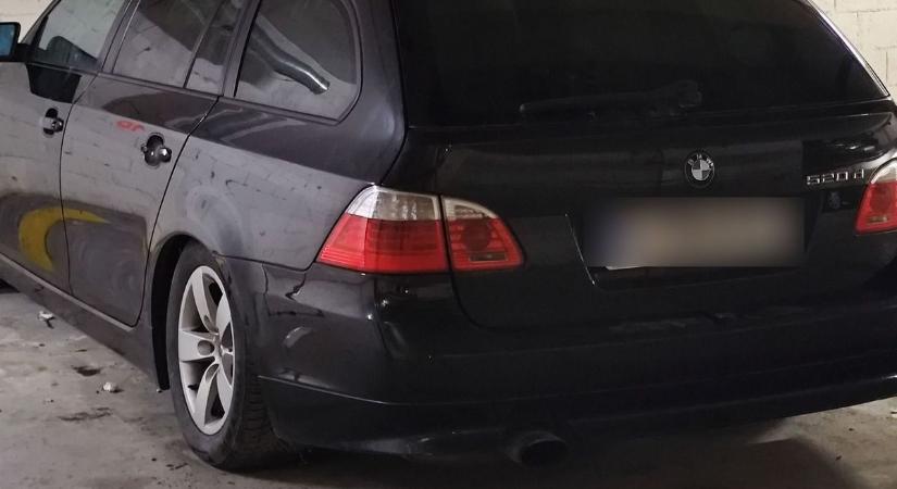 Hajléktalanok élnek egy belvárosi mélygarázsban parkoló BMW-ben?