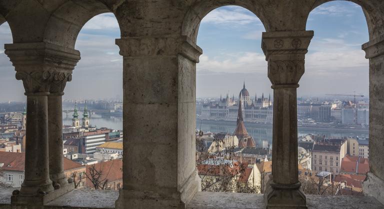 A Halászbástyánál 1500 forintért lehet gyönyörködni a budapesti panorámában