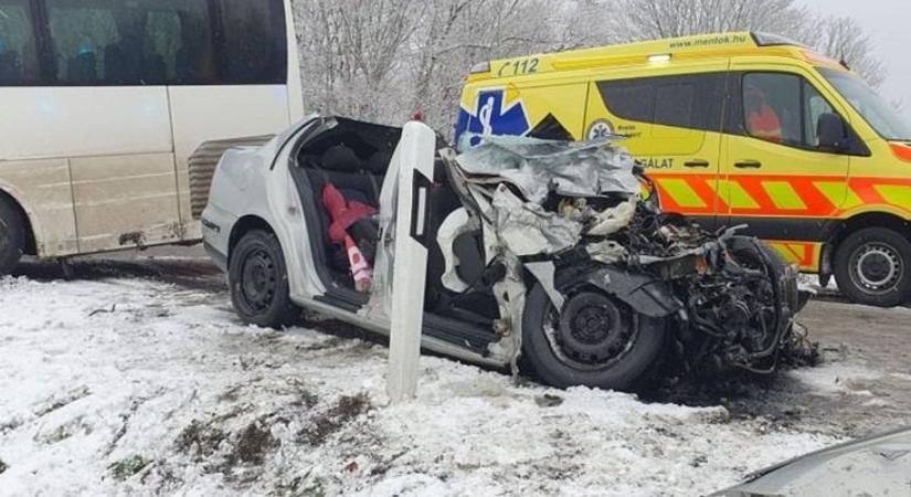 Újabb súlyos baleset történt a halálos kanyarban, a zirci tömegbaleset helyszínén