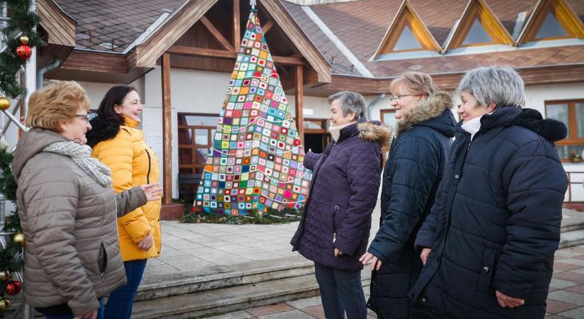 Négy méter magas horgolt karácsonyfája van Répcelaknak - fotók