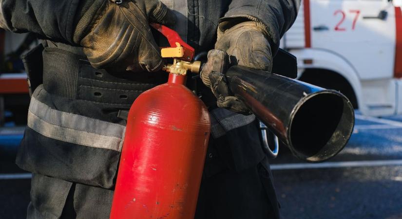 Újévi csoda: menet közben gyulladt ki a kocsi Töltéstavánál - ezt történt az idős sofőrrel