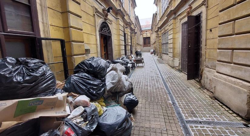 Pécs: Nem csak veszélyes, már mocskos is a patinás belvárosi ház