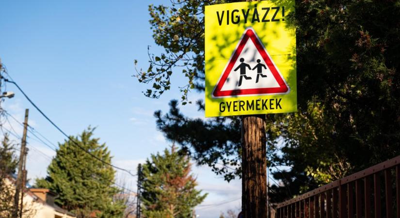 A kormány törvényi szintre emelte, hogy a „szökésben” lévő gyerekek helyére másokat helyezhetnek el a gyermekvédelemben