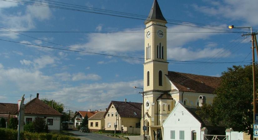 Egy bombának látszó szerkezetet vitt a hegykői katolikus templomhoz egy férfi