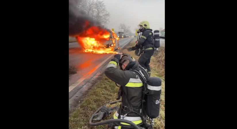 Videó: teljes terjedelmében égett egy autó az M1-esen