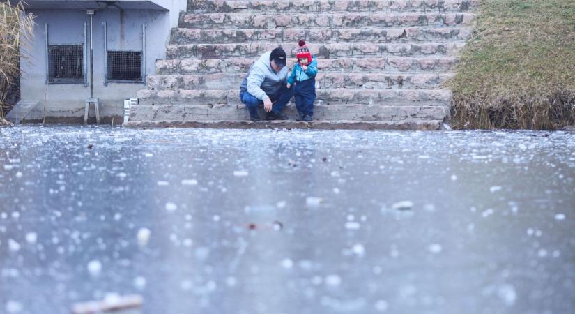 Beszakadt a jég a korcsolyázó alatt Győrben - videó