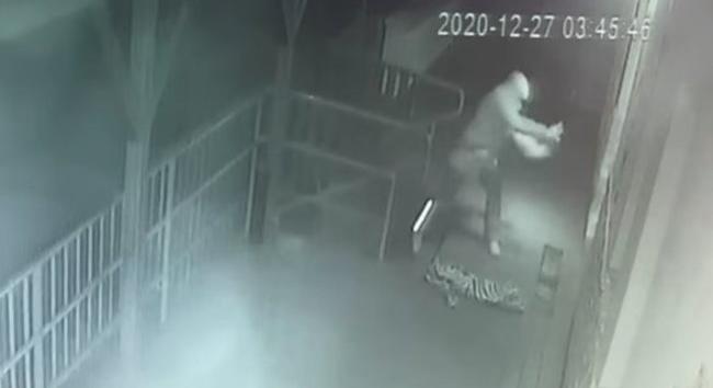 A pancser betörőkön kifogott a szentmártonkátai trafik ajtaja – Videón, ahogy visszapattannak a biztonsági rácsról!
