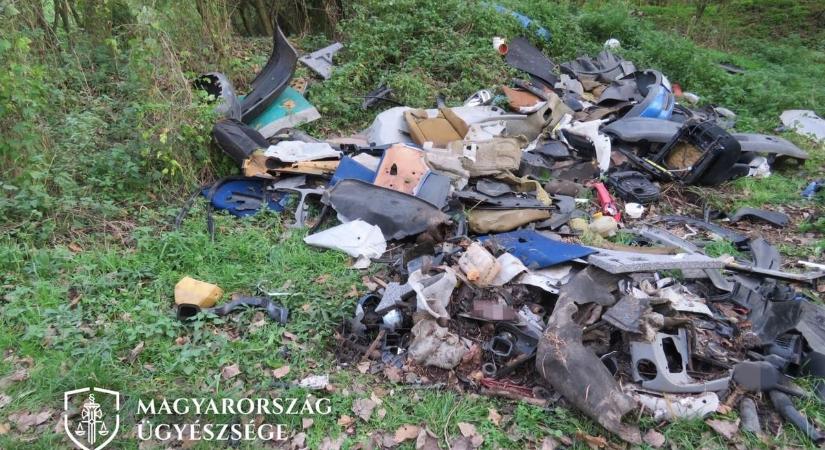 Szétkapta a bérelt kocsit, mint Floki a lábtörlőt, a maradék a sántosi erdőben landolt