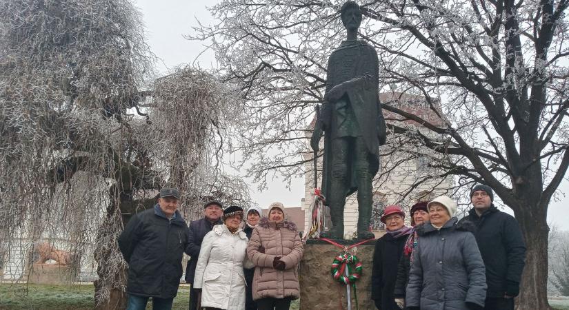 Petőfi Sándor születésnapjára emlékeztek Pápán