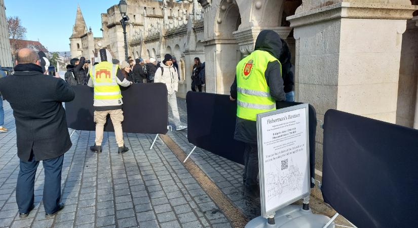 Elbontották a Halászbástyánál lévő kordont