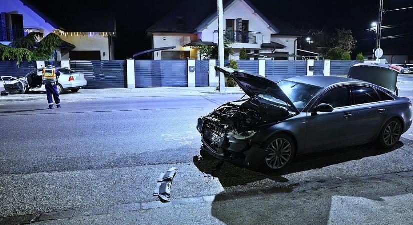 Összeroncsolódott autóból mentettek ki egy embert a tűzoltók