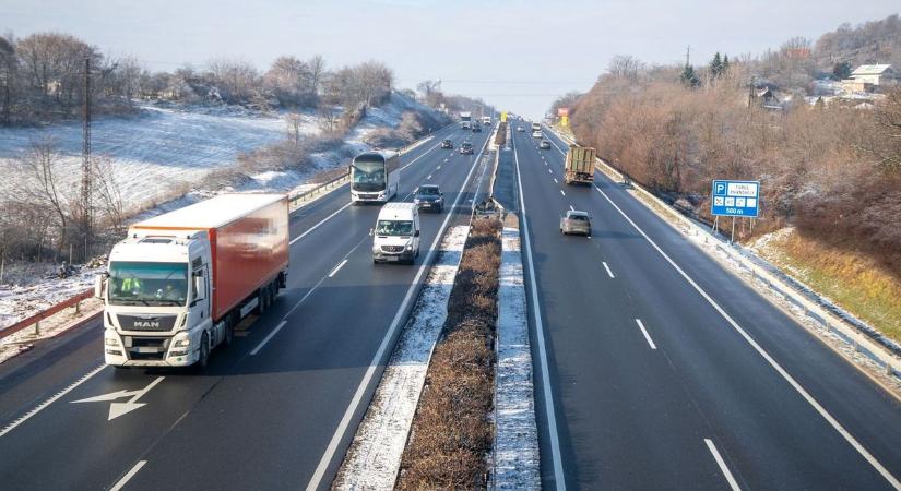 Balesetek és sérült hidak okoznak torlódást