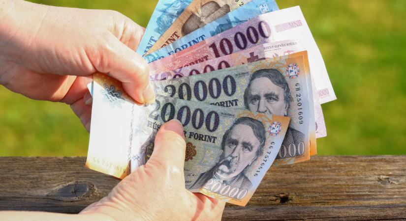 Mélyrepülésben a forint: már 415 felett jár az euró árfolyama