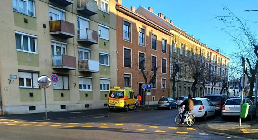 Idős asszony szorult a mentők segítségére a szombathelyi Széll Kálmán utcában - fotó