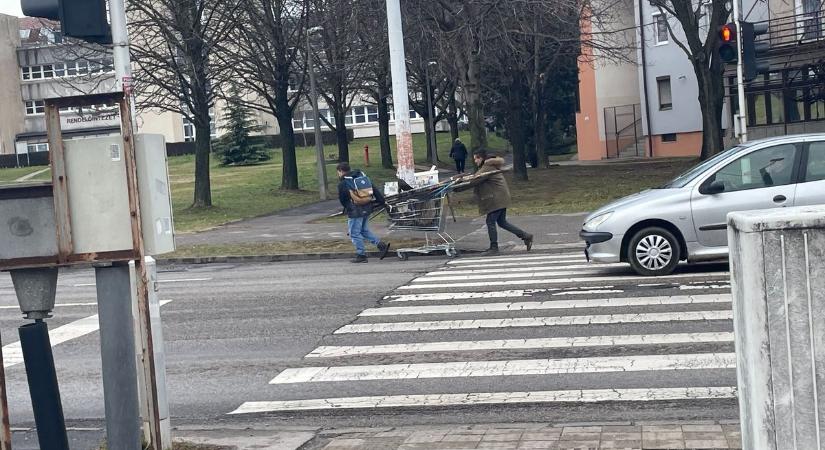 Őrület: a négysávoson tolták a vasat bevásárlókocsiban Pécsen (videó)