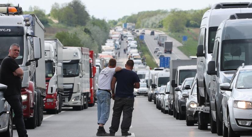 Káosz az M1-esen, nehogy arra menjen! Megsérült a híd, neki ütközött egy teherautó - Óriási a torlódás