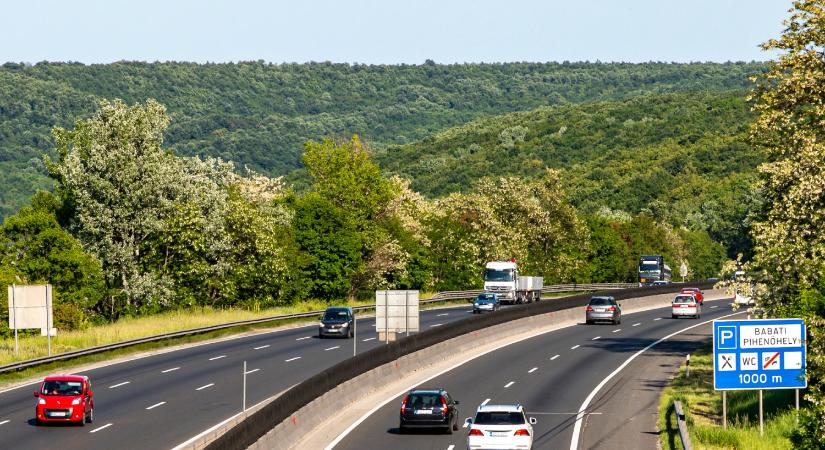 Új feliratok jelentek meg a magyar utakon