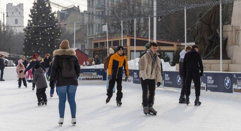 A debreceni korcsolyapálya még várja a siklani vágyókat – fotókkal