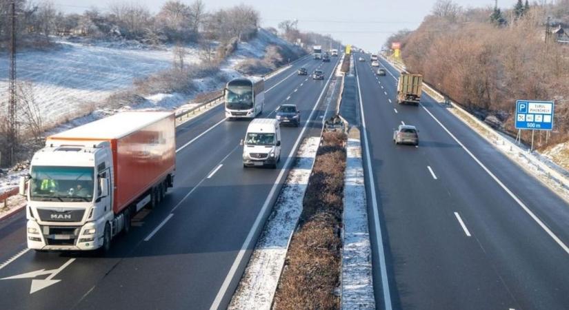 Megsérült egy híd az M1-esen – Több, mint 10 km-es a dugó